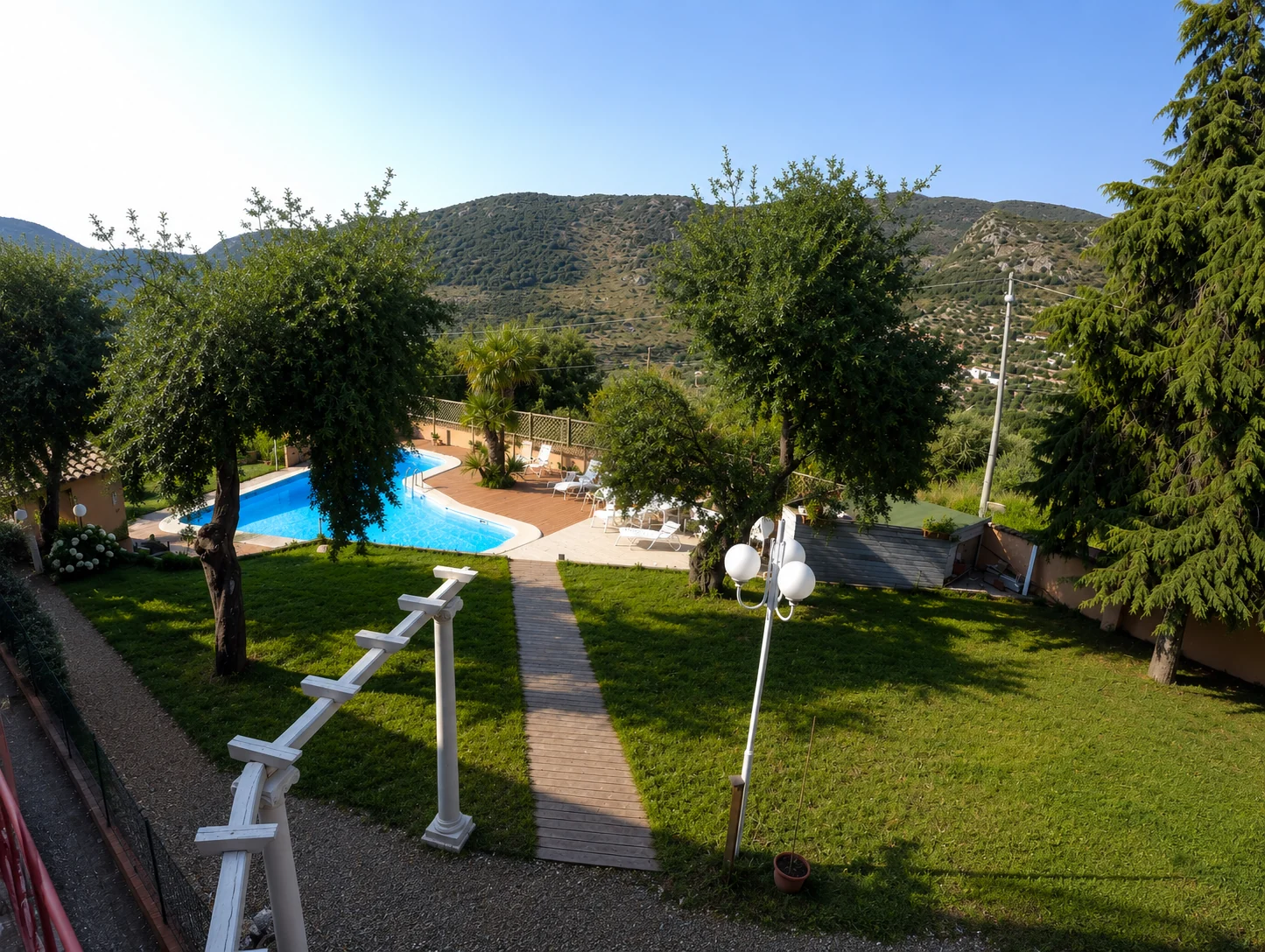Giardino e piscina