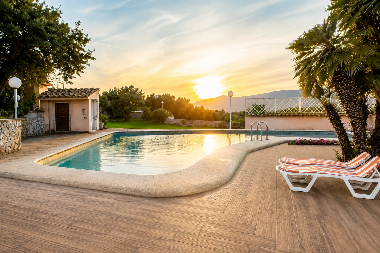 Piscina di Villa Giove al tramonto