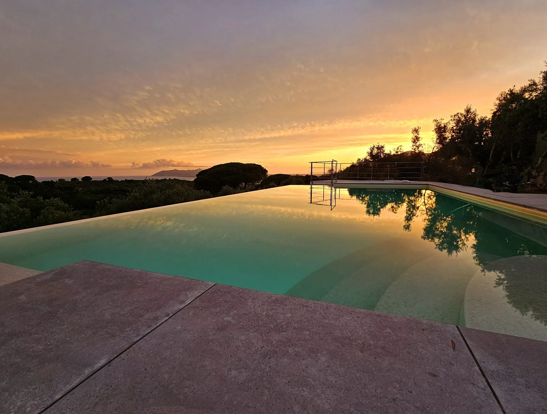 Villa Letizia piscina infinity al tramonto